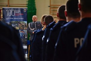 widać komendant wojewódzkiego policji w Łodzi i ślubujących policjantów.