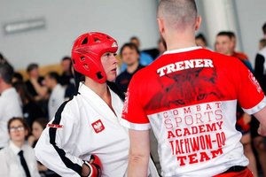 sierż sztab. Marta Mysur rywalizuje podczas Mistrzostw Polski w Taekwon- do z rożnymi zawodniczkami 
Źródło/  Lotos Tajfun.