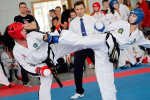 sierż sztab. Marta Mysur rywalizuje podczas Mistrzostw Polski w Taekwon- do z rożnymi zawodniczkami 
Źródło/  Lotos Tajfun