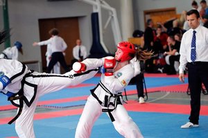 sierż sztab. Marta Mysur rywalizuje podczas Mistrzostw Polski w Taekwon- do z rożnymi zawodniczkami 
Źródło/  Lotos Tajfun.