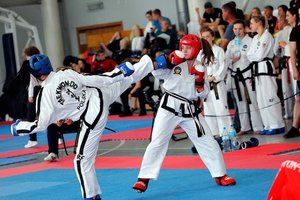 sierż sztab. Marta Mysur rywalizuje podczas Mistrzostw Polski w Taekwon- do z rożnymi zawodniczkami 
Źródło/  Lotos Tajfun.