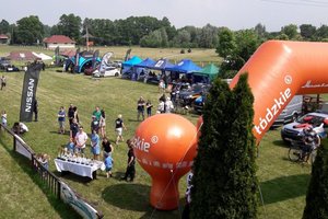 ogólny widok na teren turnieju, widać stoiska.