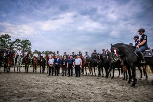 wszyscy uczestnicy zawodów  jeźdźcy na koniach oraz policjant w mundurze ( komendant) , strażnik miejski w mundurze( komendant).