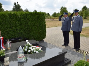 pabianiccy komendanci oddają honor nad grobem poległego policjanta.