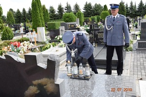 pabianiccy komendanci zapalają znicze na grobie policjanta, który zginął na służbie.