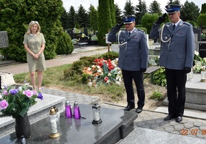 pabianniccy komendanci oddają honor nad grobem poległego policjanta.