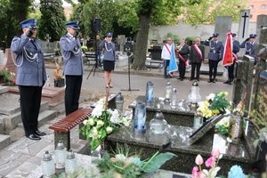 mł.insp. Tomasz Olczyk składa kwiaty na grobach policjantów zamordowanych w Sieradzu w 2007r.