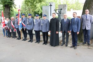 cmentarz przy ul. Ogrodowej w Łodzi, poczty sztandarowe i kierownictwo garnizonu podczas uroczystości.