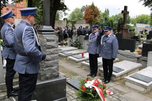 mł. insp. Tomasz Olczyk składa kwiaty pod pomnikiem poległych i pomordowanych policjantów