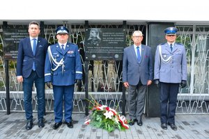 Komendant Woj. Policji w Łodzi i naczelnik WKS oraz prezes i wice prezes Stowarzyszenia Policyjna 1939 roku stoją pod tablicą upamiętniającą patrona Policji Woj Łodzkiego pod która złozyli kwiaty