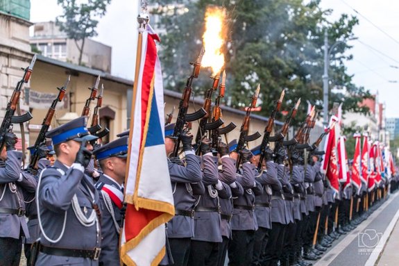 Policjanci oddają salwę honorową