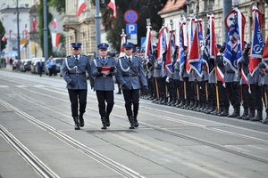 poczet flagowy maszeruje przed pododdziałami