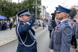 Komendant Wojewódzki Policji salutuje gratulując policjantowi