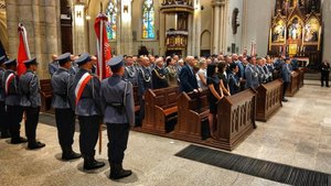 poczty sztandarowe i uczestnicy mszy w intencji policjantów