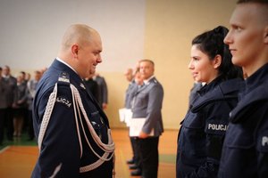 Komendant gratuluje nowym policjantom.