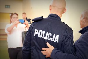 Policjanci po uroczystości ślubowania.