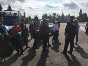 Goście z Niemiec podczas pokazu sprzętu i ćwiczeń polskich policjantów.