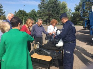 Goście z Niemiec podczas pokazu sprzętu i ćwiczeń polskich policjantów.