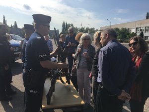 Goście z Niemiec podczas pokazu sprzętu i ćwiczeń polskich policjantów.