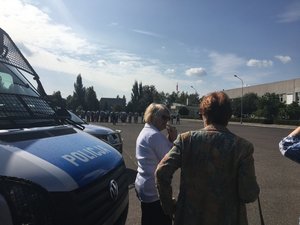 Goście z Niemiec podczas pokazu sprzętu i ćwiczeń polskich policjantów.