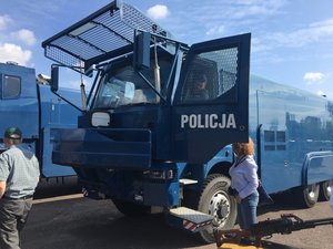 Goście z Niemiec podczas pokazu sprzętu i ćwiczeń polskich policjantów.