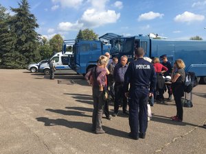 Goście z Niemiec podczas pokazu sprzętu i ćwiczeń polskich policjantów.