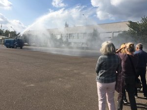 Goście z Niemiec podczas pokazu sprzętu i ćwiczeń polskich policjantów.