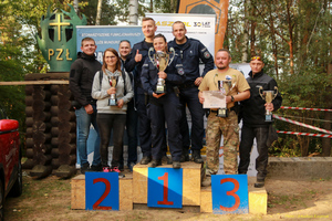 zwycięskie drużyny stoją na podium.