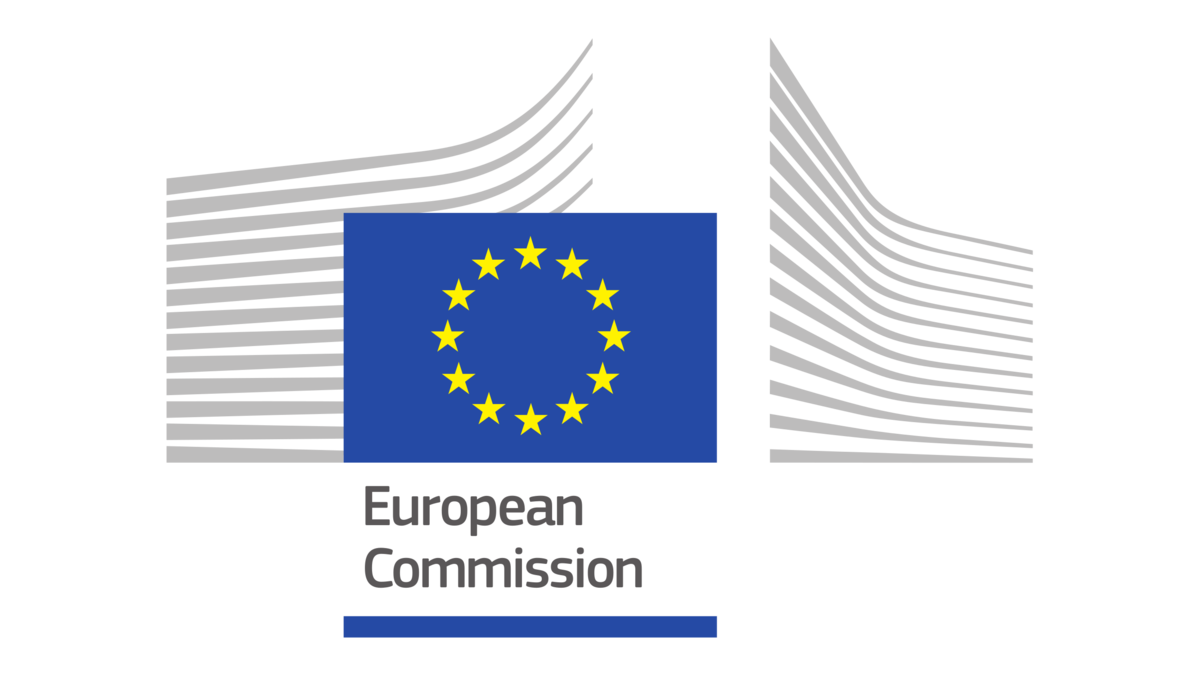 Na zdjęciu przedstawione jest logo Komisji Europejskiej, na które składa się flaga Unii Europejskiej z umieszczonym pod jej spodem czarnym dwuwersowym napisem na białym tle "European Commission". Tło uzupełniają dwie poziome falowane kolumny - każda z nich składa się z trzynastu rzędów cienkich szarych pasków.