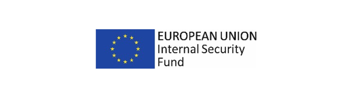 Obrazek przedstawia logo European Union Internal Security Fund. Z jego lewej strony znajduje się flaga Unii Europejskiej, do której przylega uszeregowany w trzech wierszach napis EUROPEAN UNION Internal Security Fund.