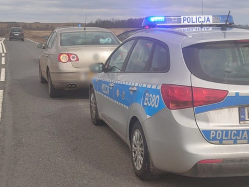 Policyjny radiowóz zatrzymał samochód osobowy do kontroli
