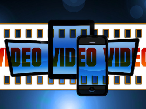 Graficznie odwzorowane telefon, tablet i monitor na tle taśmy filmowej