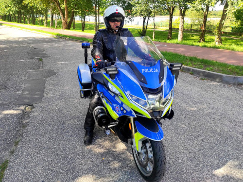 Policjant na motocyklu - widok z przodu.