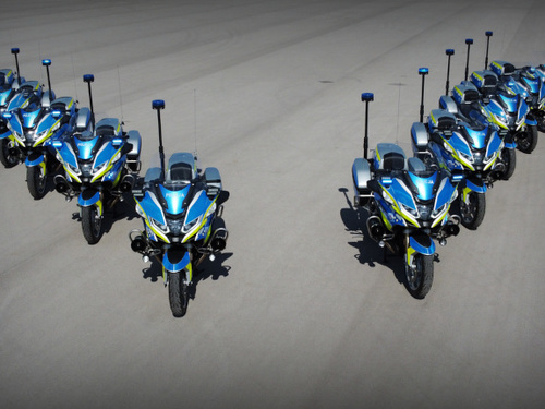 Kilka motocykli ustawionych w kształt litery V.