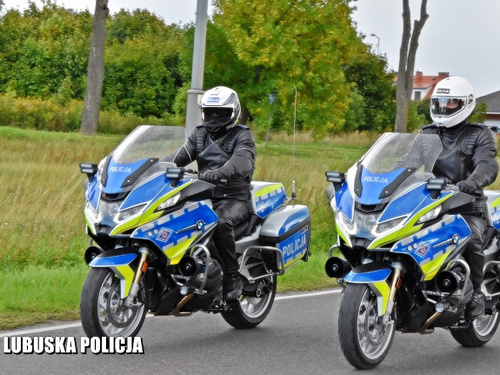 Dwaj policjanci na motocyklach.