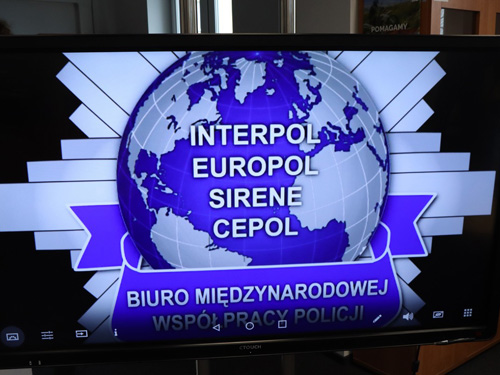 Policyjna gwiazda wyświetlana na monitorze.