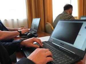 Uczestnicy szkolenia pracują na laptopach.