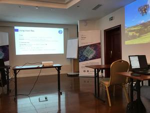 Prezentacja wyświetlana na sali szkoleniowej za pomocą rzutnika.