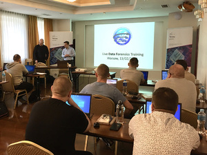 Prowadzący szkolenie tłumaczą omawiane zagadnienia uczestnikom kursu.