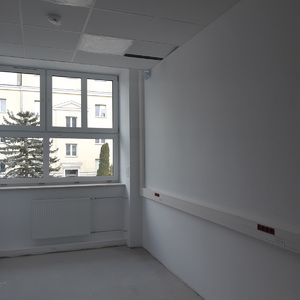 Wyremontowany pokój pracowniczy, na ścianie listwy maskujące instalacje użytkowe.