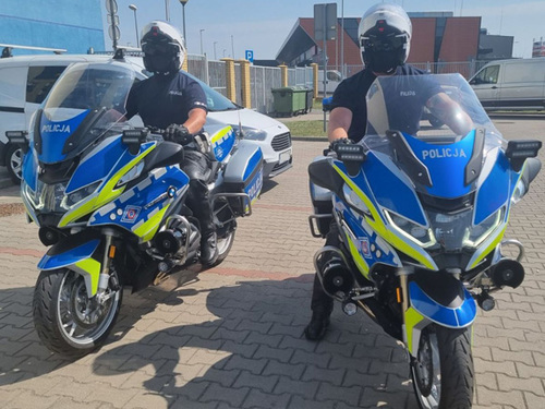 Dwaj policjanci ruchu drogowego na motocyklach.