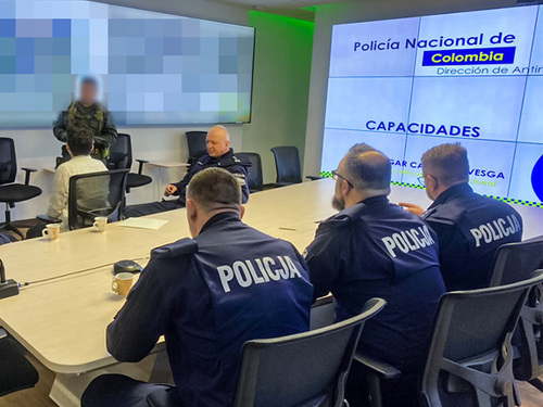 Mężczyzna przedstawia prezentację polskim policjantom.