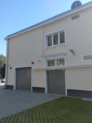 Podjazd pod wyremontowany budynek KGP.