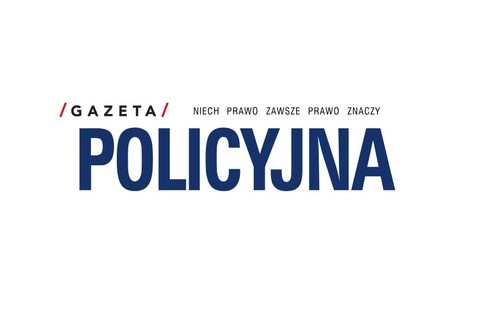 Na zdjęciu przedstawiona zostało logo Gazety Policyjnej składające się z dwóch rzędów:
W górnym rzędzie znajduje się ukośna, czerwona kreska, napis GAZETA, druga ukośna czerwona kreska, oraz napis: NIECH PRAWO ZAWSZE PRAWO ZNACZY.

W dolnym rzędzie znajduje się duży, ciemnoniebieski napis: POLICYJNA.