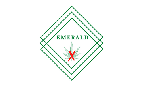 Na obrazku przedstawione jest logo projektu EMERALD: trzy nakładające się na siebie obrócone pod kątem 90 stopni zielone czworokąty - każdy z nich położony jest w jednej linii, ale nieco wyżej od poprzedniego. W środku utworzonej przez czworokąty pustej przestrzeni znajduje się zielony, drukowany napis EMERALD, pod którym znajduje się przekreślony czerownym X zielony liść konopii indyjskiej.