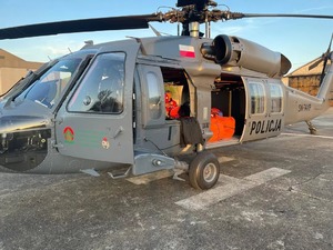 Zdjęcie przedstawia śmigłowiec Black Hawk SN-74XP biorący udział w akcji gaszenia pożarów w Biebrzańskim Parku Narodowym, który został pozyskany z funduszy NFOŚiGW.