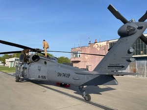 Zdjęcie przedstawia śmigłowiec Black Hawk SN-74XP biorący udział w akcji gaszenia pożarów w Biebrzańskim Parku Narodowym, który został pozyskany z funduszy NFOŚiGW.