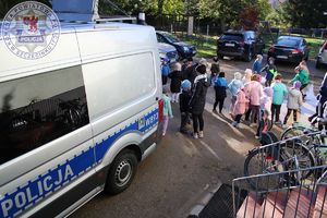 Zdjęcie przedstawia Ambulans Pogotowia Ruchu Drogowego podczas prezentacji jego możliwości uczniom jednego ze szczecineckich przedszkoli.