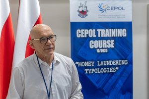 Zdjęcie przedstawia prowadzącego szkolenie stojącego na tle dwóch polskich flag oraz roll-upa z nazwą agencji CEPOL oraz nazwą projektu &quot;Money Laundering Typologies&quot;.