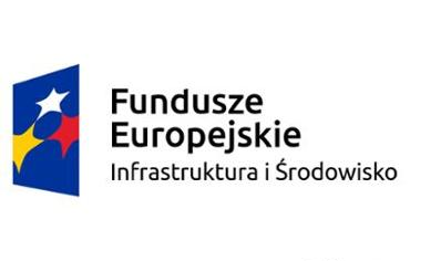Obraz przedstawia zestawienie znaków składających się na logo POIiŚ - elementu graficznego, który przedstawia stojący pionowo ciemnoniebieski trapez z wpisanymi w niego układającymi się w trójkąt trzema gwiazdami (żółtą, białą i czerwoną) oraz znajdującego się z jego prawej trzywersowego napisu:  Fundusze, pod spodem Europejskie, pod spodem mniejszą czcionką Infrastruktura i Środowisko.